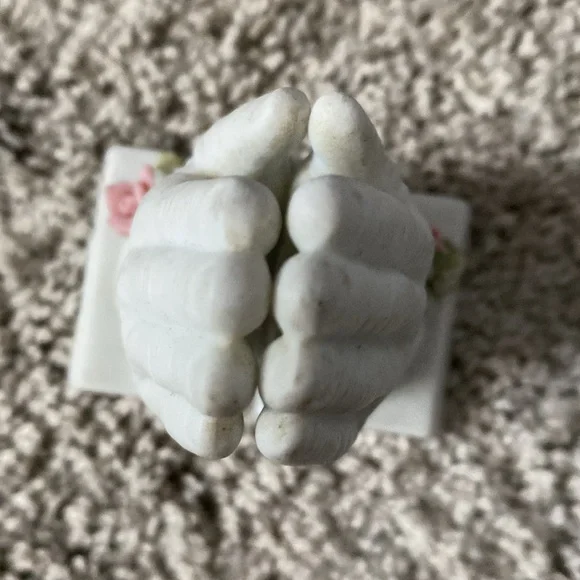 Vintage prayer hands over book and roses figurine - Picture 12 of 14